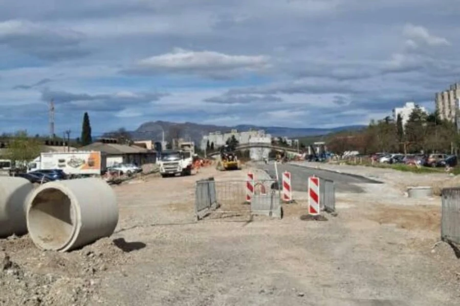 Klikovac: Asfaltiranje Bulevara Vojislavljevića trajalo dok su se funkcioneri fotografisali