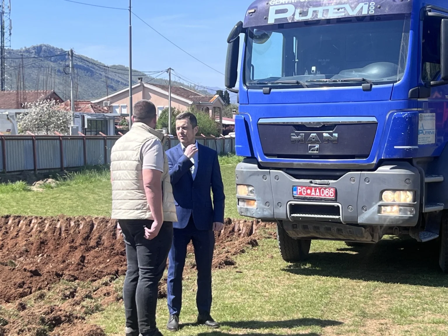Počeli radovi na rekonstrukciji stadiona „Crvena stijena“ u Tološima