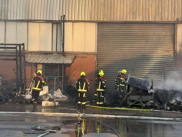 Ugašen veliki požar u magacinu Lakovića u krugu KAP-a