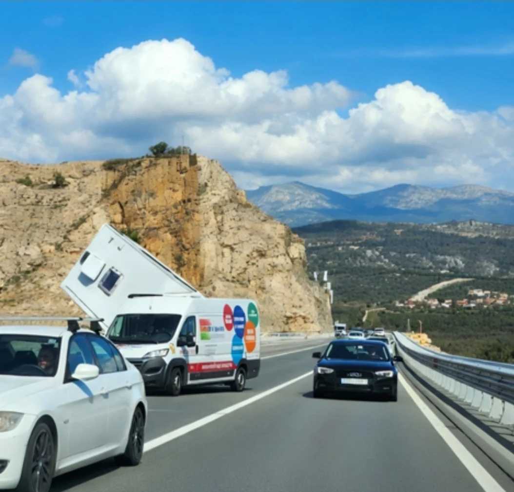 Kamp-prikolica visila s mosta: Vozač ignorisao zabranu