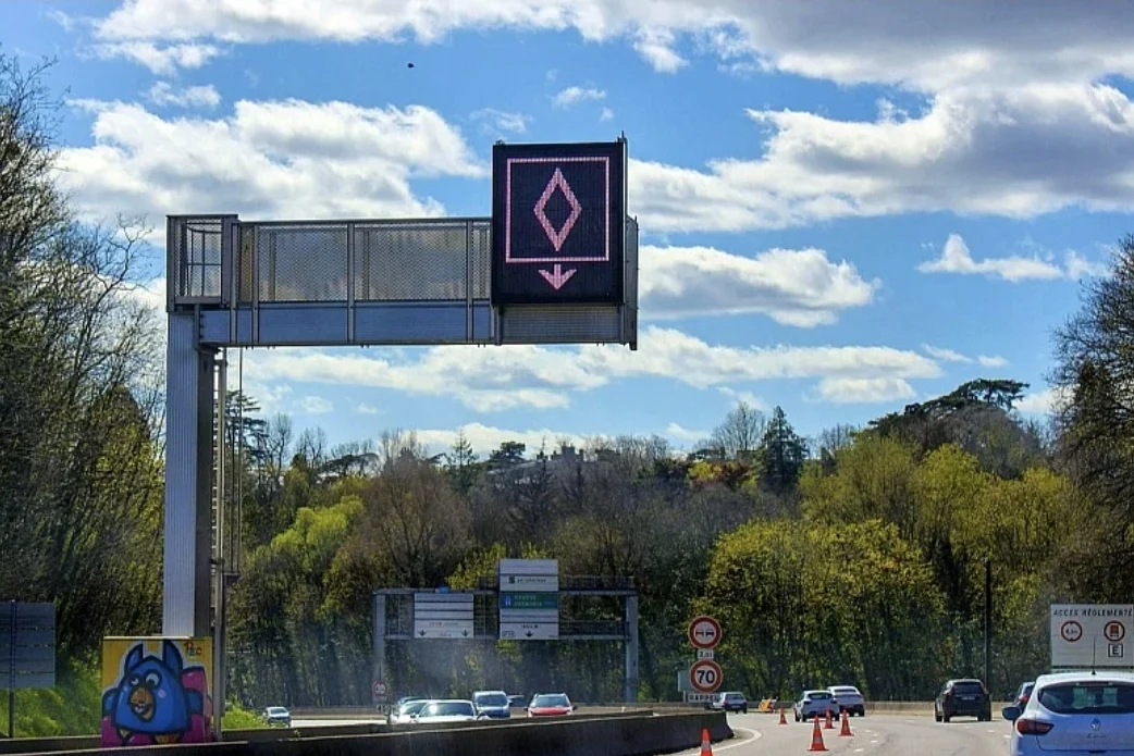 Kazna 135 eura: Novi znak na autoputevima zbunjuje vozače evo šta znači romb