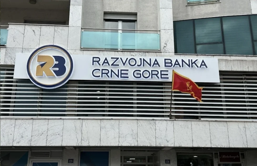 OGLAS: Razvojna banka prodaje nekretnine putem nadmetanja: Pročitajte ponudu i uslove
