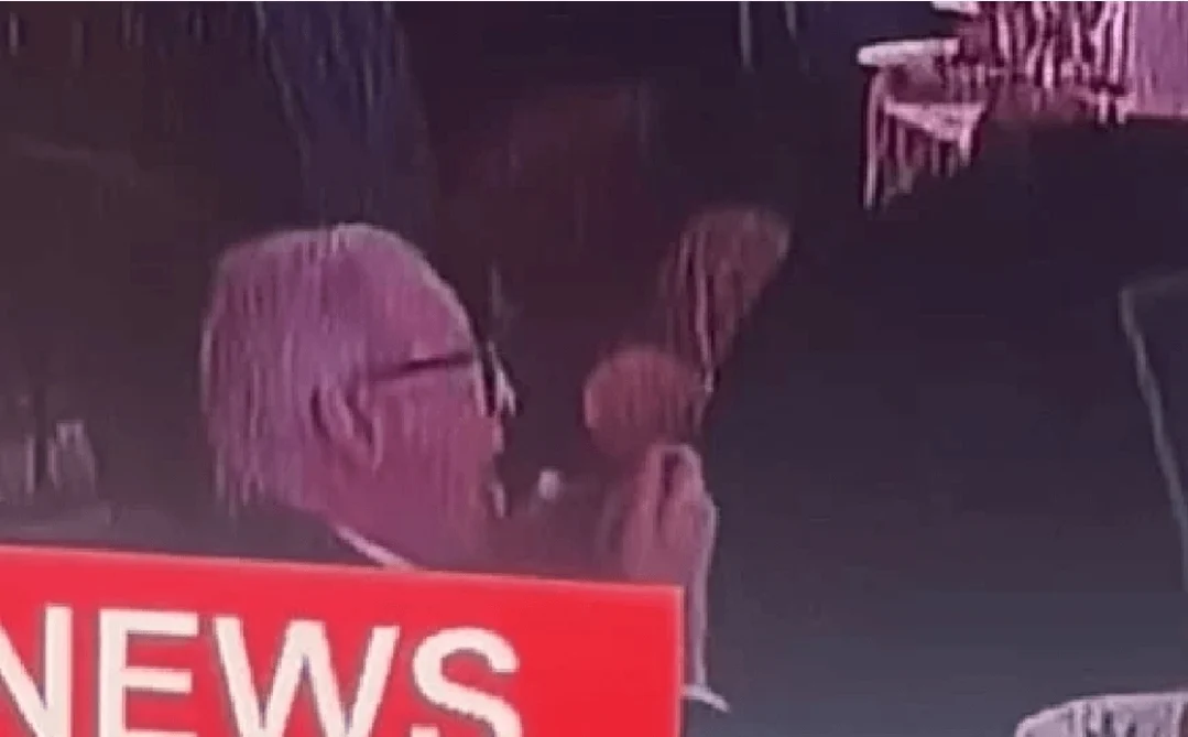 Snimak koji je osvojio mreže: Dok traje haos na večeri Bijele kuće, gost neometano jede