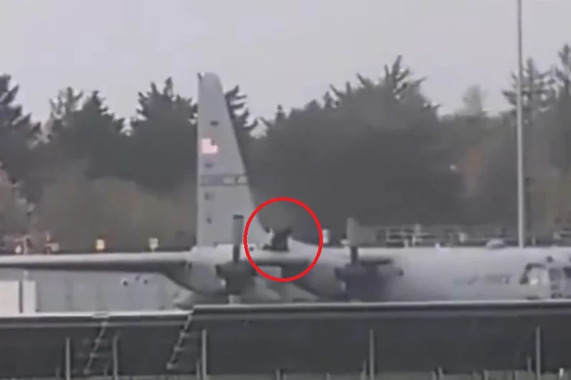 Muškarac se popeo na američki vojni avion na aerodromu u Irskoj i oštetio ga sjekirom