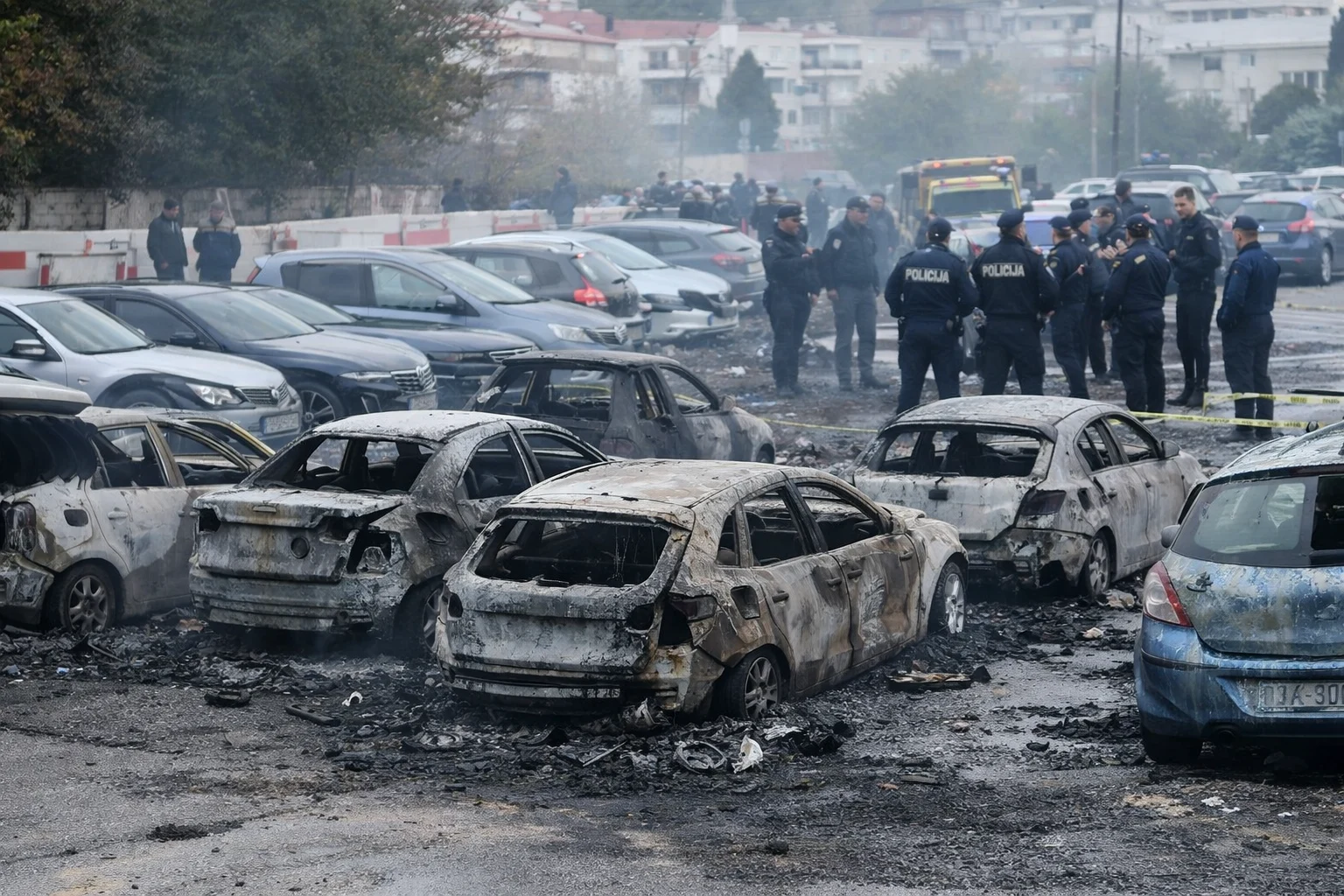 Požar na parkingu Uprave za imovinu: Izgorjela četiri vozila, osam oštećeno. Parking obezbjeđivala tri zaštitara