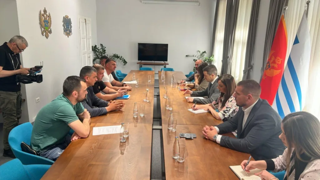 Mujović sa mještanima Botuna: Renoviranje škole prioritet, izgradnju puteva će preuzeti država