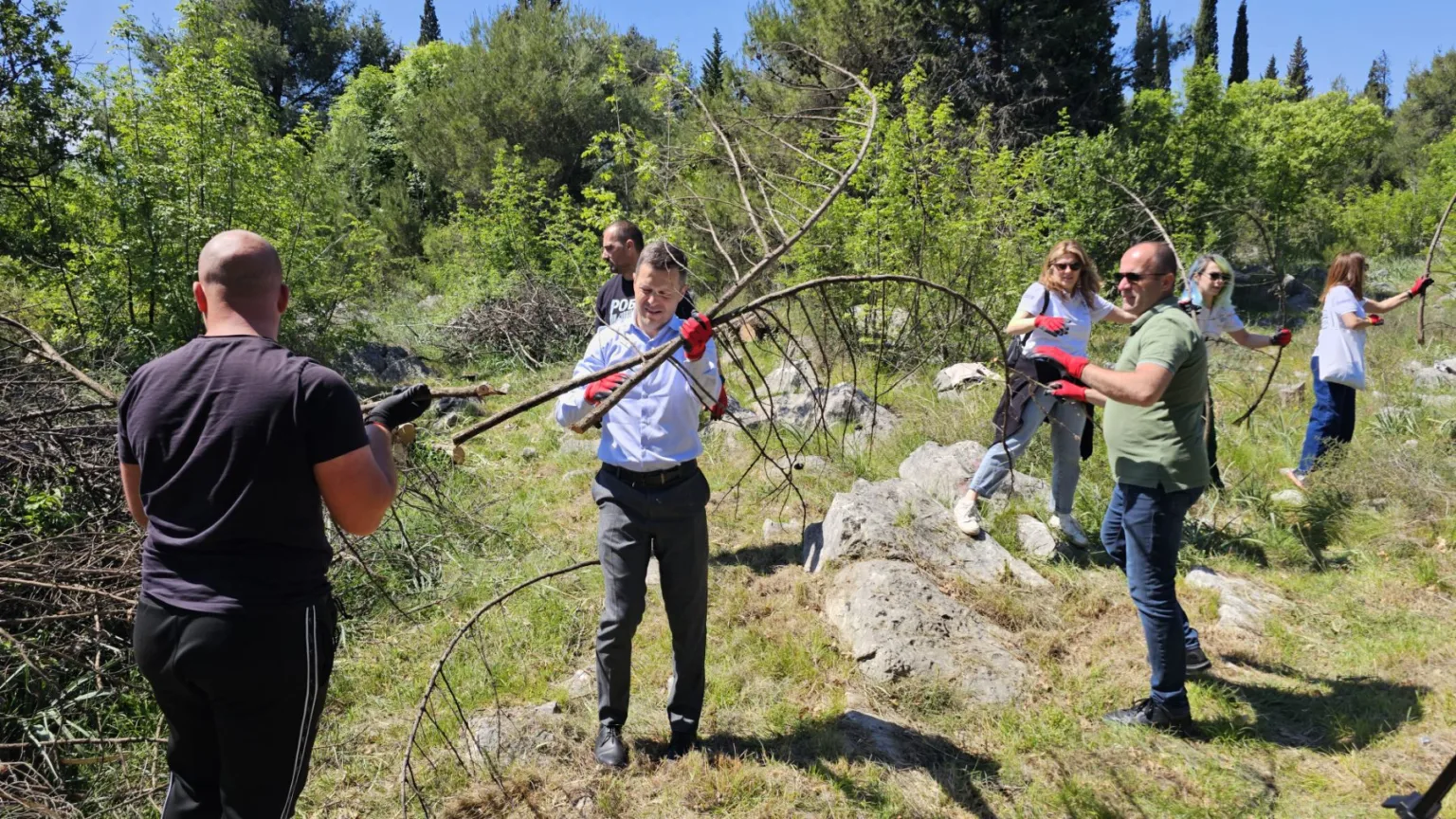 (FOTO/VIDEO) U toku je čišćenje brda Gorica, u akciji učestvuje i gradonačelnik Mujović