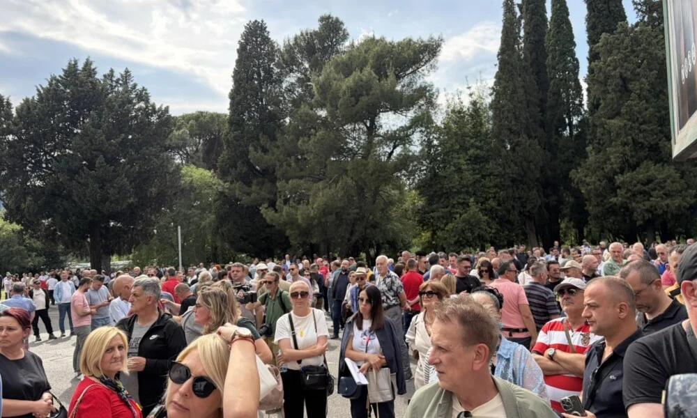 Protest Unije slobodnih sindikata ispred Vlade: Evropska Crna Gora traži evropske zarade