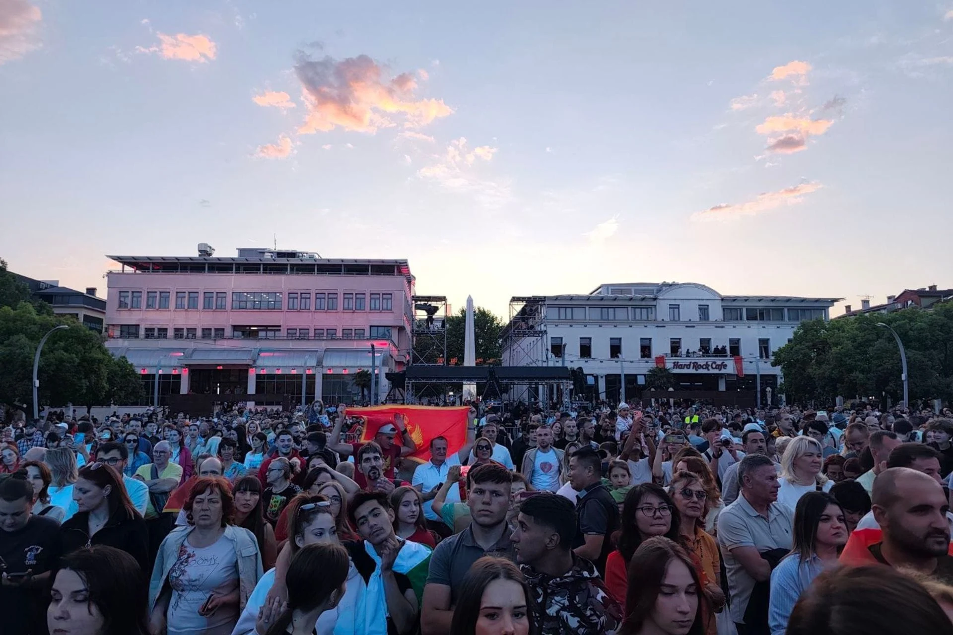 Podgorica: Ako ste mislili da ispratite nastup Rikija Martina, požurite - trg se puni