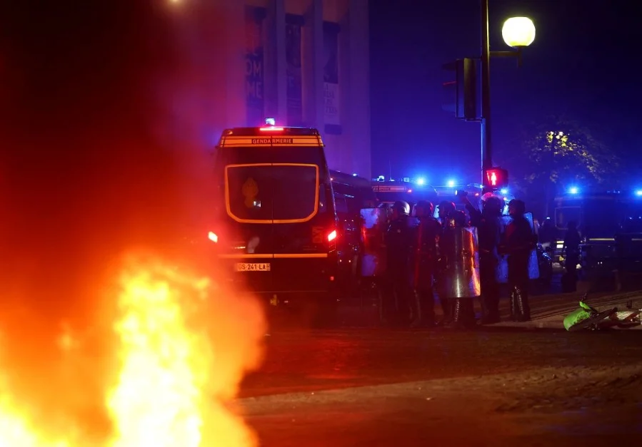 Pariz pretvoren u ratnu zonu, 416 uhapšenih i sedam povrijeđenih policajaca
