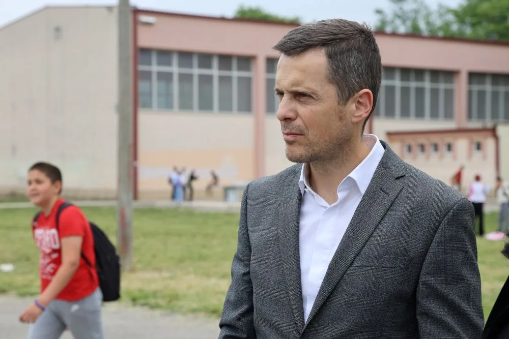 Počeli radovi na uređenju školskog dvorišta OŠ „Branko Božović“; Mujović: Ulaganje u djecu i obrazovanje predstavlja jedan od najvažnijih prioriteta grada