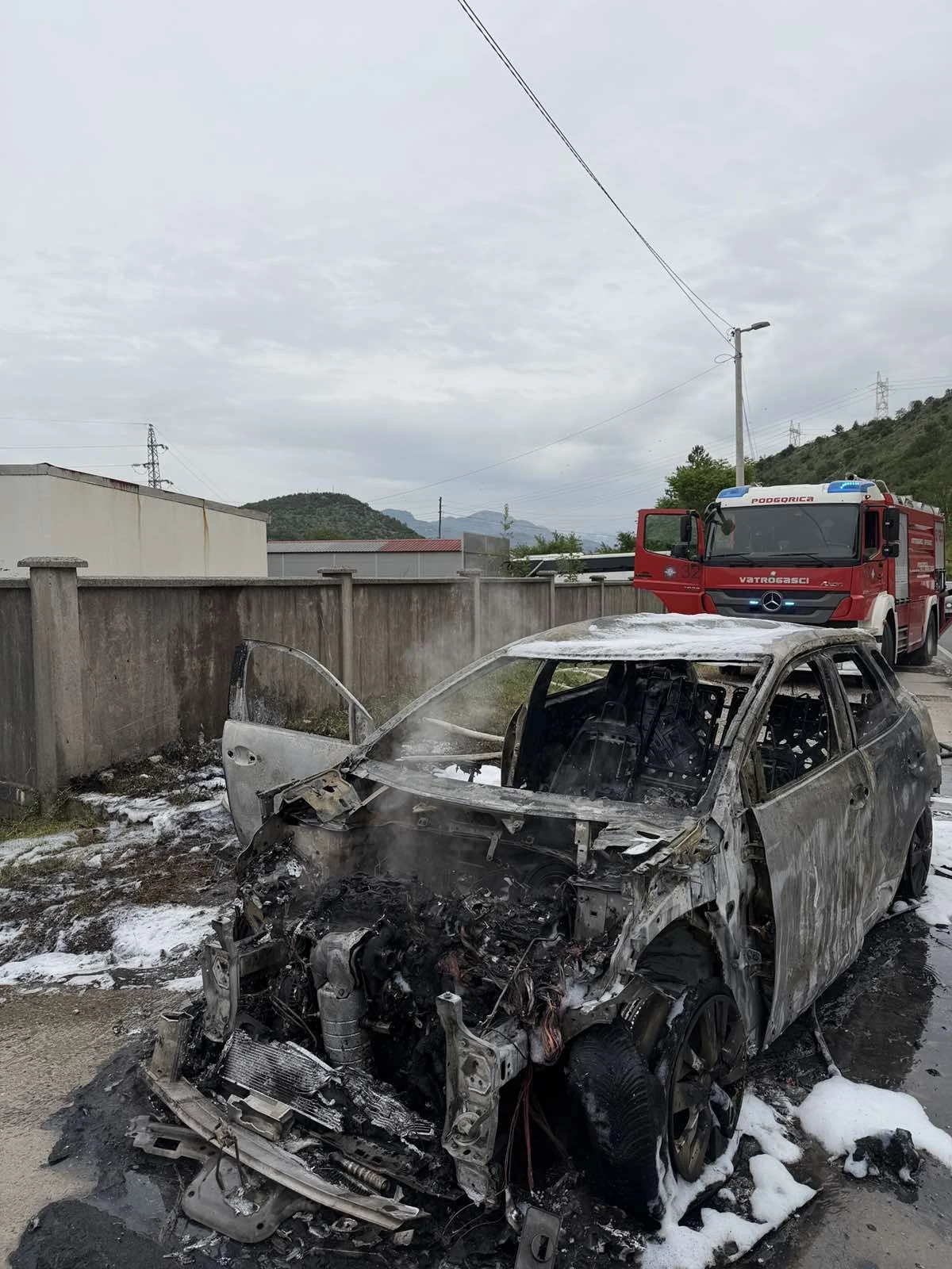 Na putu Podgorica – Spuž : Zapalio se automobil, nema povrijeđenih