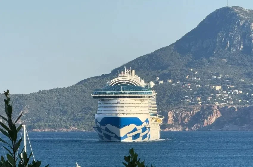 Američki megakruzer „Sun Princess” iz grčkog Santorinija uplovio u Bar