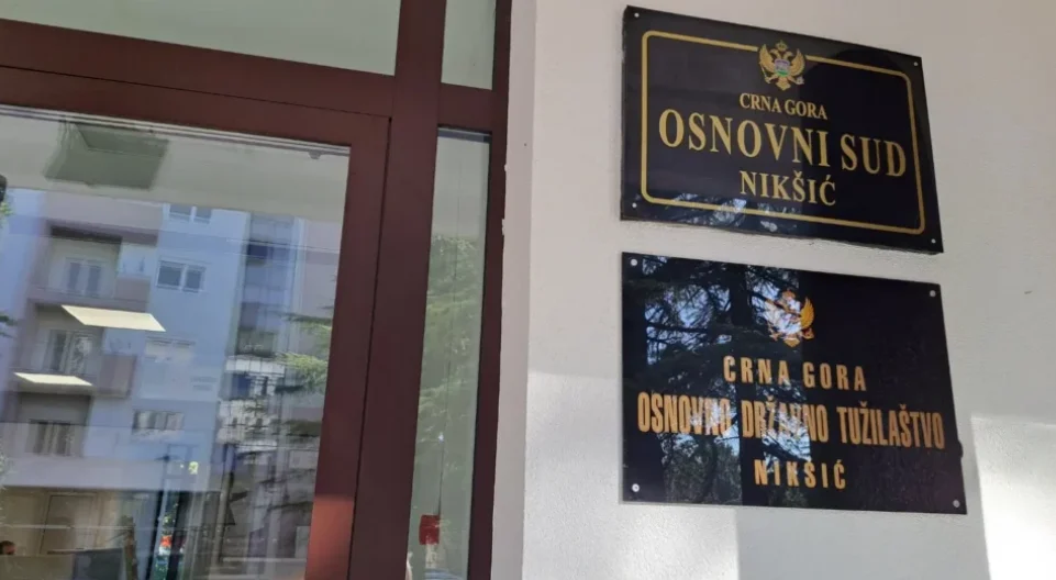 Osumnjičenima za prevaru određeno zadržavanje: Obećavali montažne kuće, pa uzeli 30.000 eura