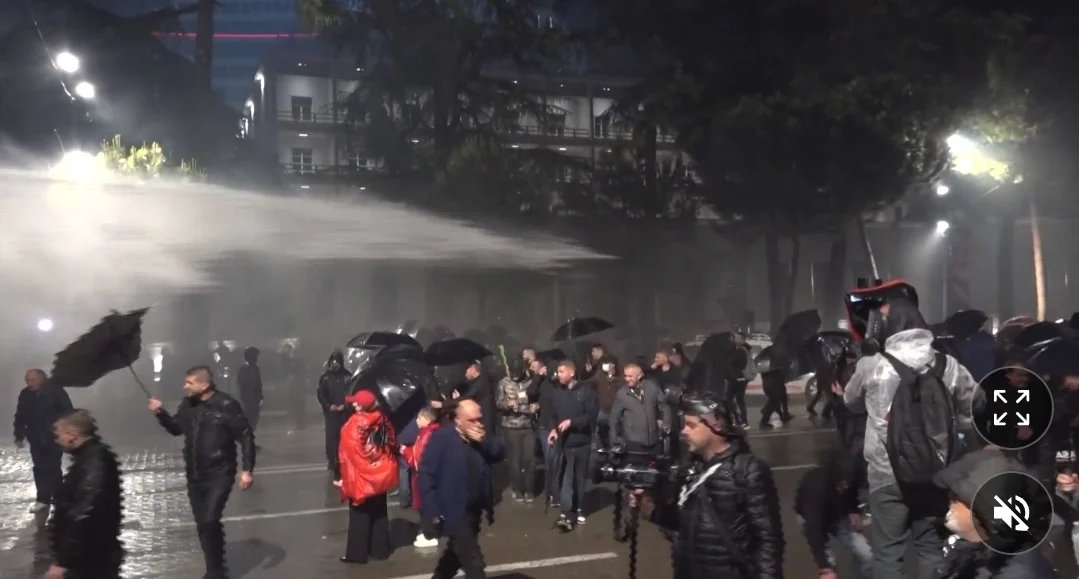 Potpuni haos na ulicama Tirane: Demonstranti bacali molotovljeve koktele, policija uzvratila vodenim topovima