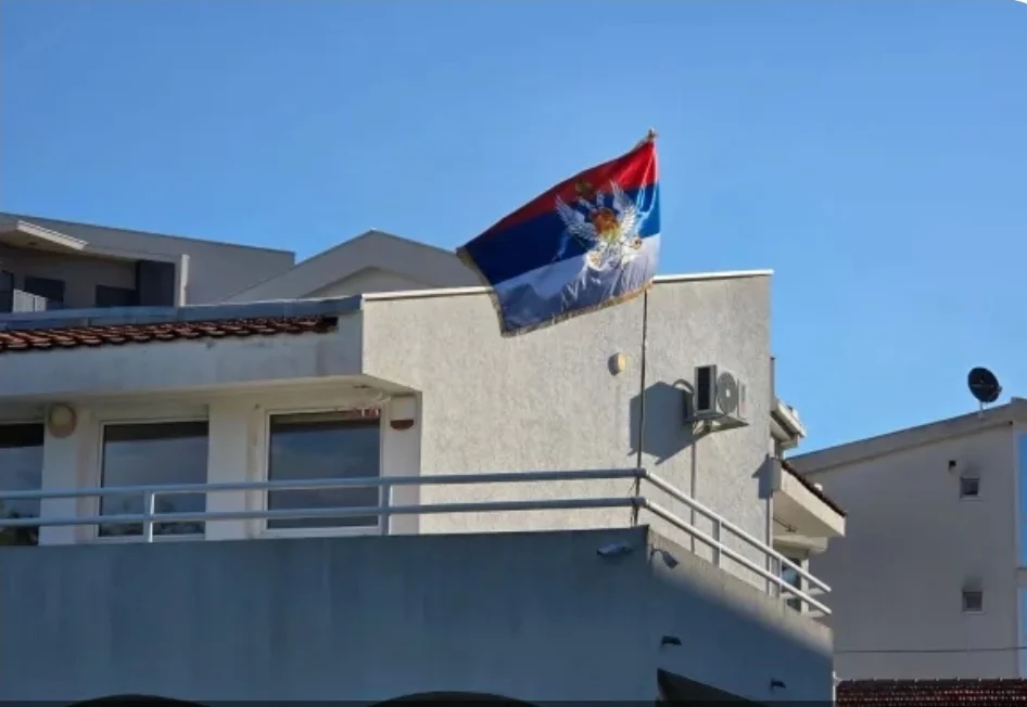 Trobojka na kući Dejana Đurovića povodom Dana nezavisnosti Crne Gore