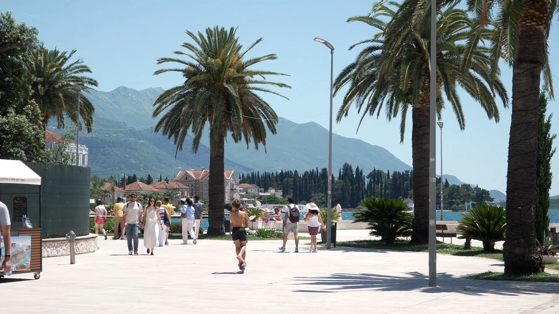 TIVAT - Uhapšena dva komunalna policajca: Pisali na lažnom nalogu saobraćajne kazne. Uzeli 60 eura
