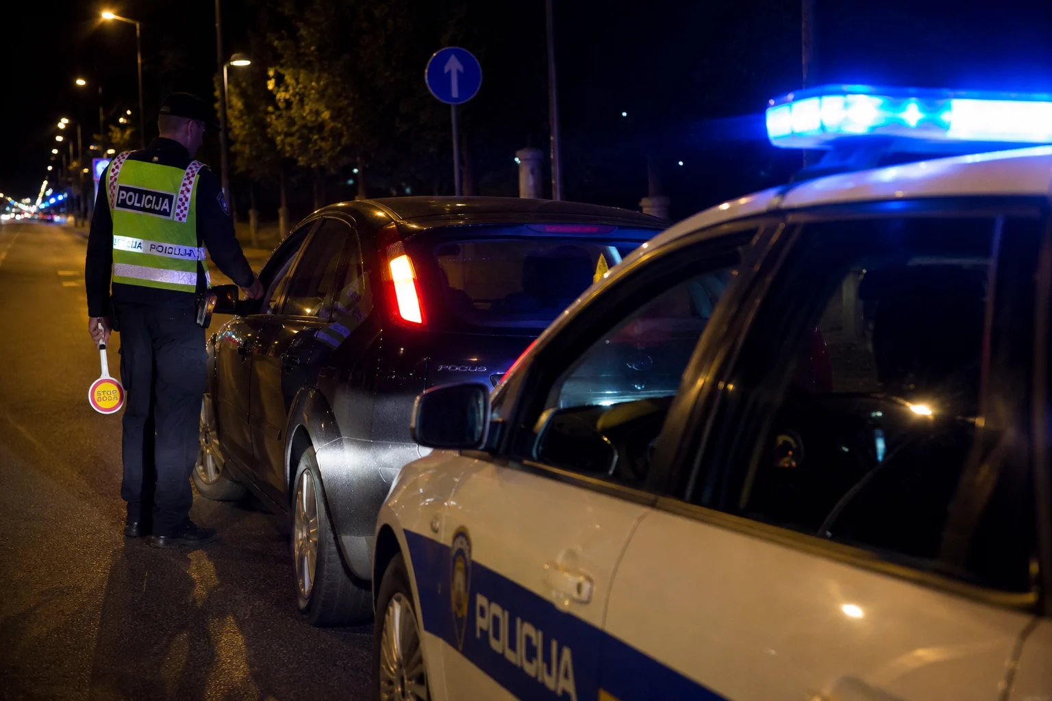 Uhapšena djevojka zbog divljanja: Vozila pijana šest putnika, nije stala policiji. Sud je kaznio 1740 eura
