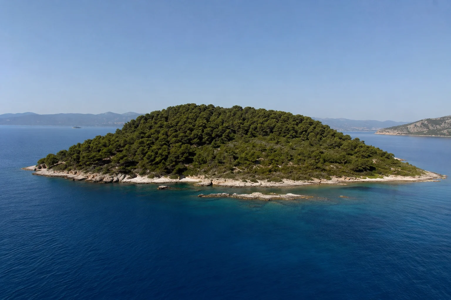 Prodaje se ostrvo u susjedstvu: Čisto more, šume, plaža. Cijena svega 247.000 eura