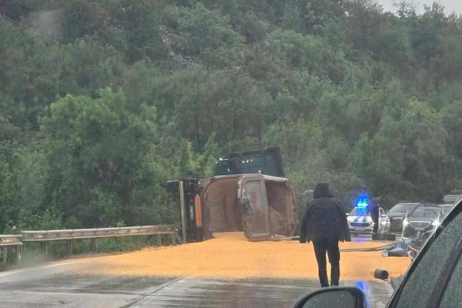 Zatvoren put Nikšić – Podgorica, prevrnuo se kamion, preusmjeren saobraćaj