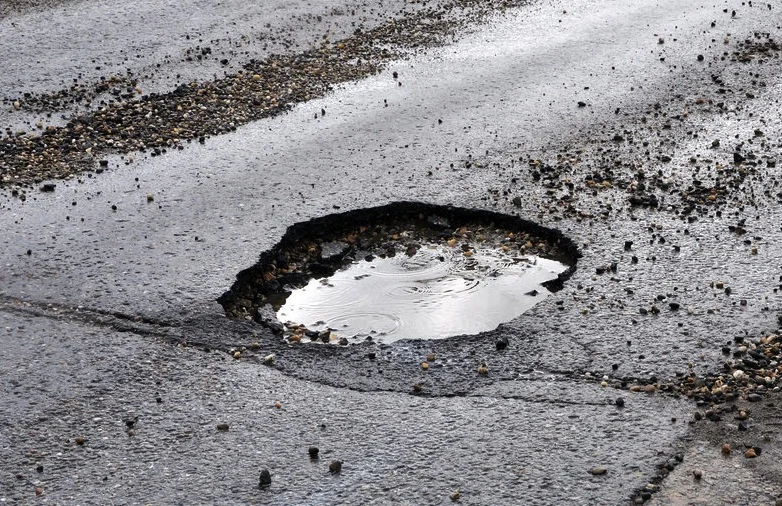 Jedna rupa na putu može da napravi ozbiljan kvar na autu: Evo šta prvo strada