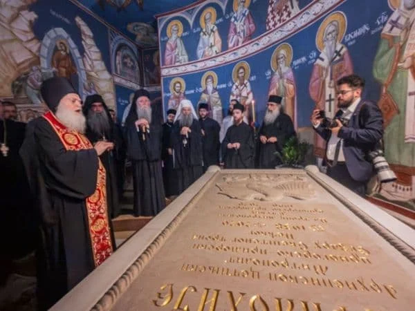 Arhimandrit Jefrem se obratio SPC: Amfilohija proglasiti svecem