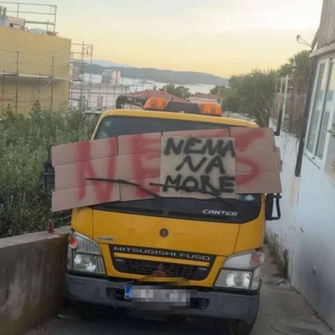 Uhapšen muškarac: Kamionom blokirao prilaz moru. Postavio transparenrete "Nema na more" i 'Hormuz"