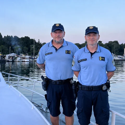 Par iscrpljen satima plutao morem na dasci: Spasili ih policajci Vuksanović i Đurić