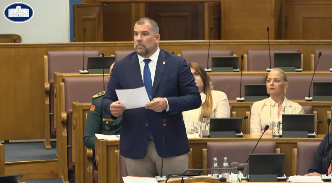 Burno u Skupštini: Žestoka polemika Krapovića sa poslanicima SD-a