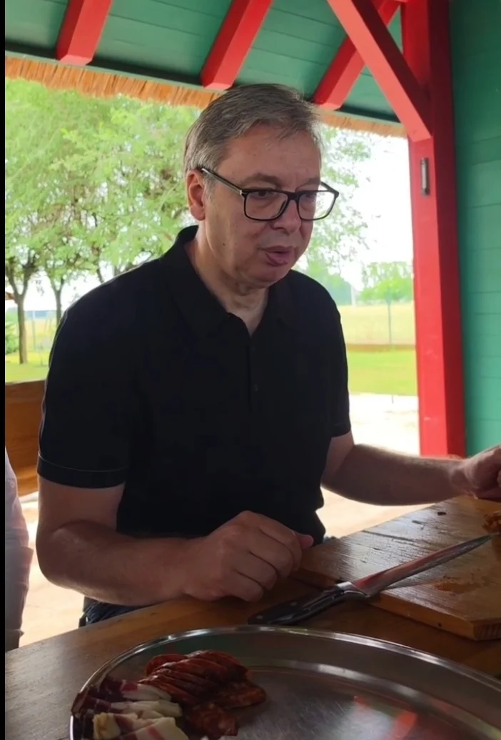 Vučić bio gladan u Crnoj Gori: Bila je sve evropska hrana. Navalio na kobasicu, slaninu, kozji sir...