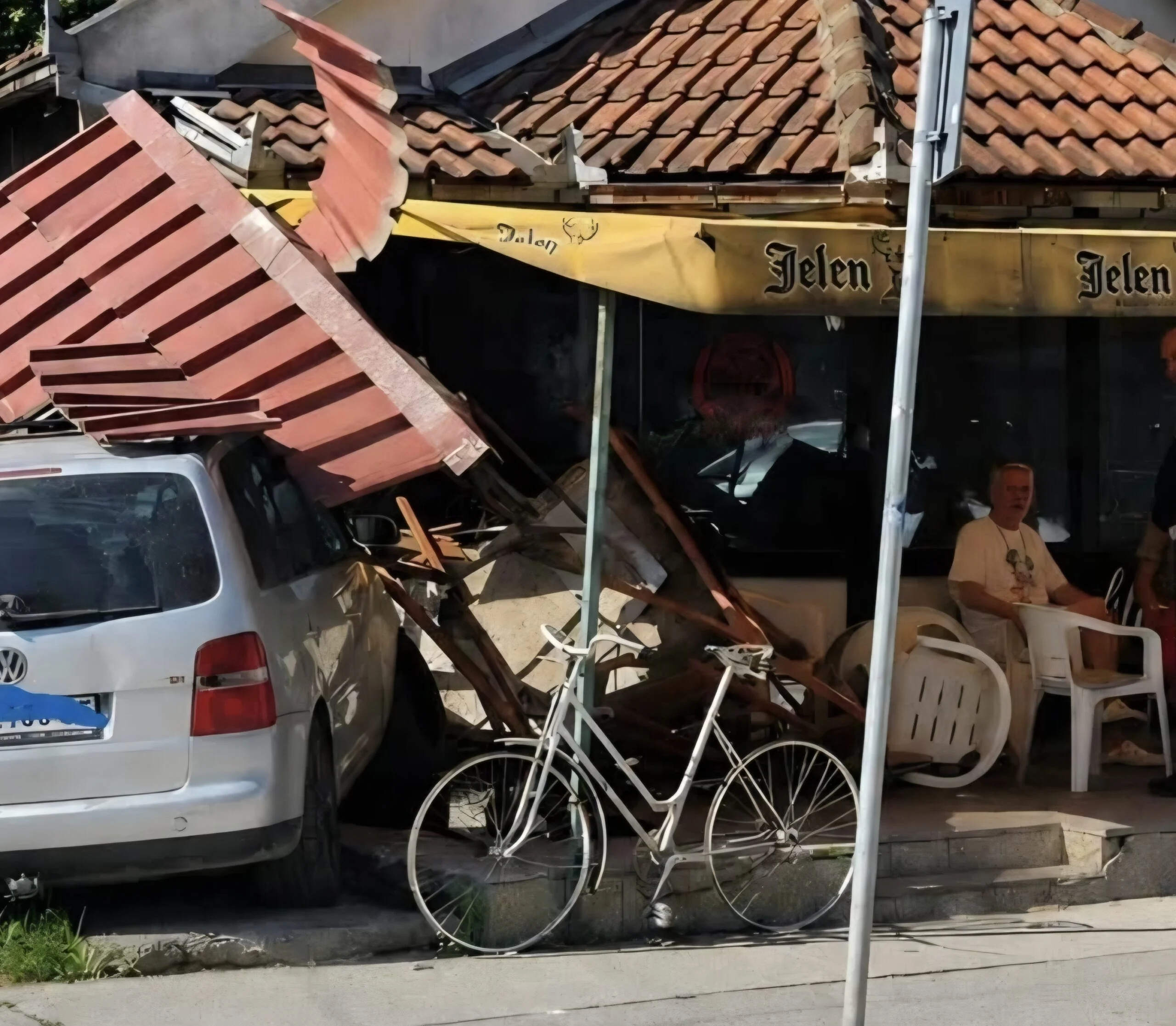 Žena autom uletjela u kafanu, gosti nastavili da piju kao da ništa nije bilo