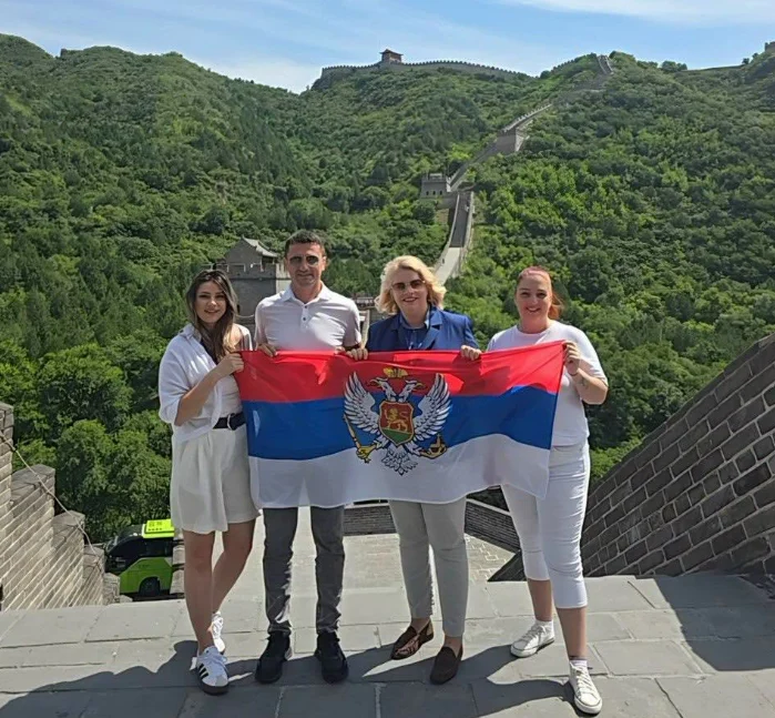 Delegacija DNP-a sa trobojkom na Kineskom zidu: Radonjić, Zogović, Vukićević i Todorović