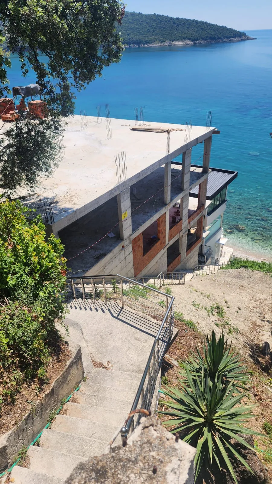 Procesuirana dva biznismena: Uprkos zabrani, nastavili da grade vilu na pjeni od mora (FOTO)