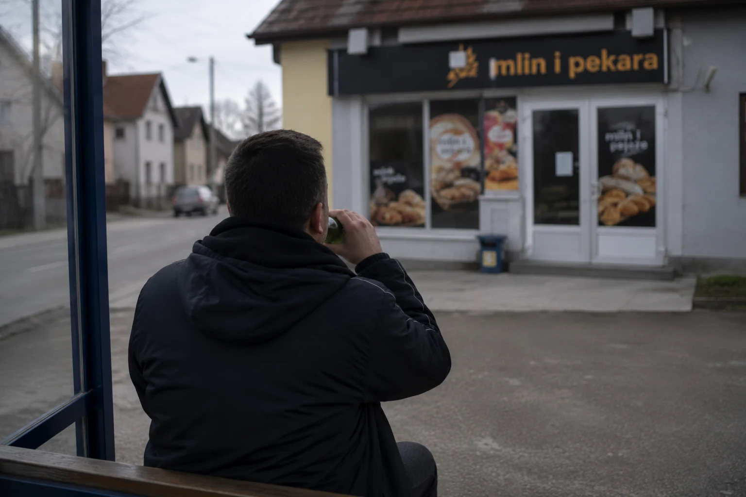 Pio pivo ispred prodavnice, uhapšen pa završio na sudu: Kažnjen sa 150 eura zbog narušavanja javnog reda i mira