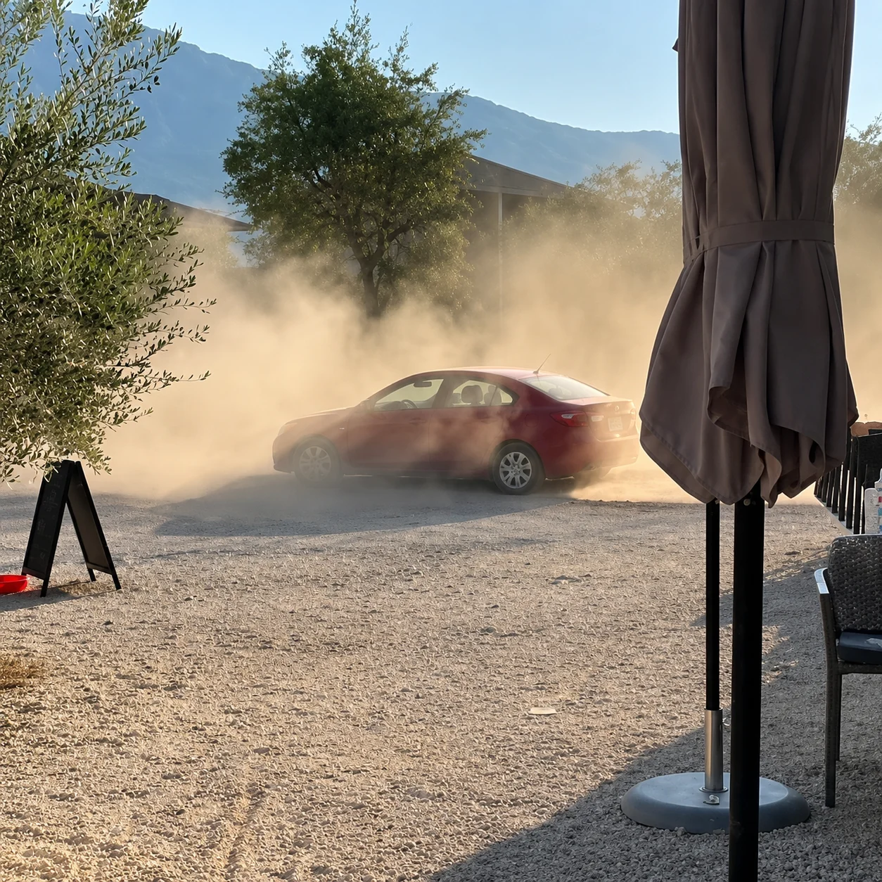 Uhapšen muškarac: Driftao automobilom pored plaže i kafića, policija tražila od suda 30 dana zatvora