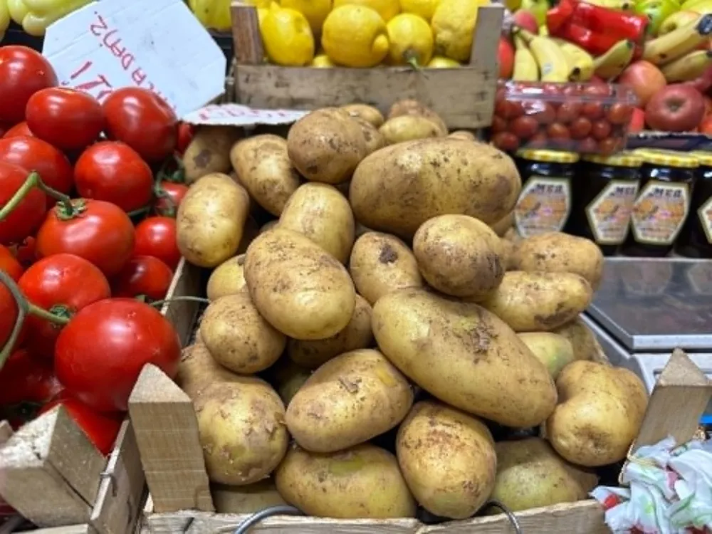 Cijene u Gintašu duplo veće nego u lancima: Paradajz 3 eura, boranija 4, kg mladog krompira 1,2 eura