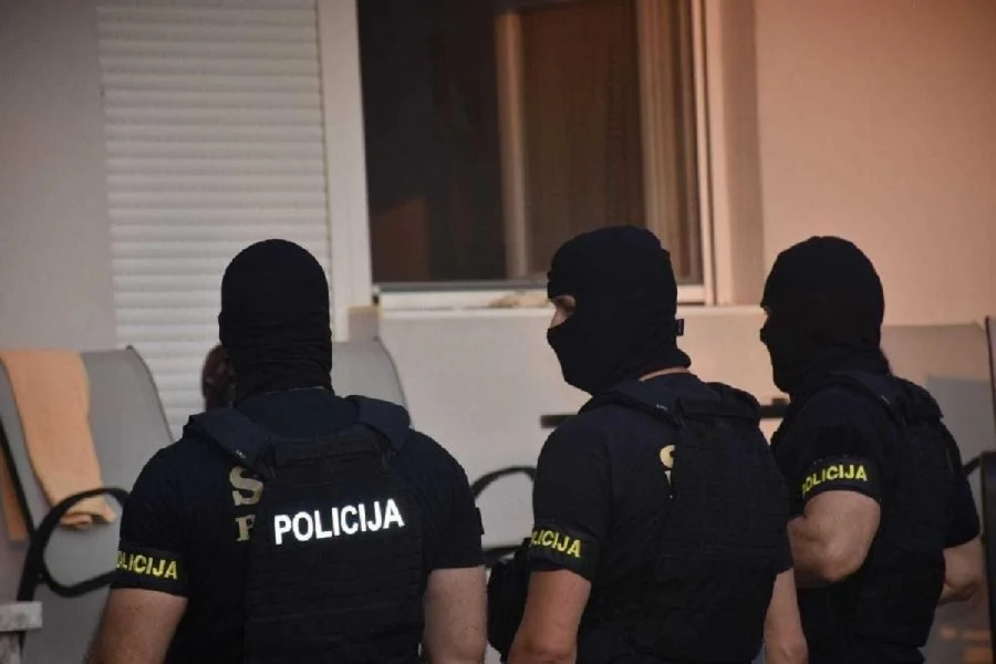 Bačene bombe na kuću Dragoslava i Duška Ivanovića