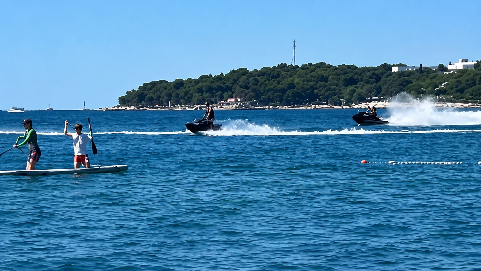 Divljali skuterima i gliserima blizu obale, uznemiravali kupače i turiste: Kažnjeni po 400 eura