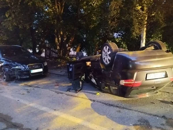 PAKLENE ULICE - Dva Audija preticala na punoj liniji pa jedno završilo na krovu: Povrijeđena žena