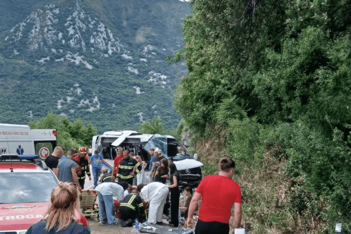 Udes na putu Kotor-Nikšić: Kombi izletio sa puta, više osoba povrijeđeno