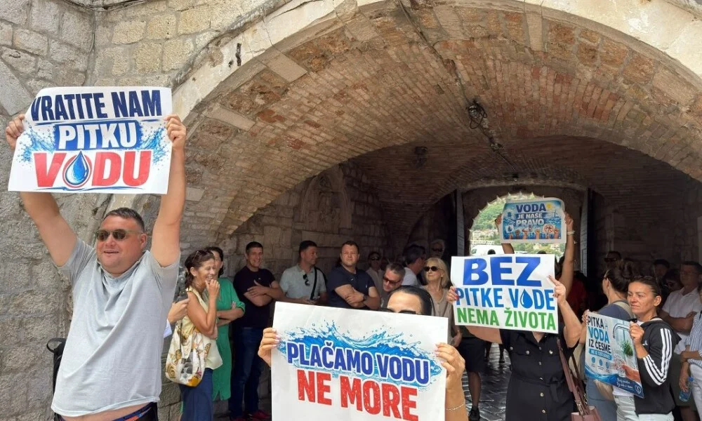Blokada Starog grada u Kotoru zbog vode: Građani traže odgovornost nadležnih