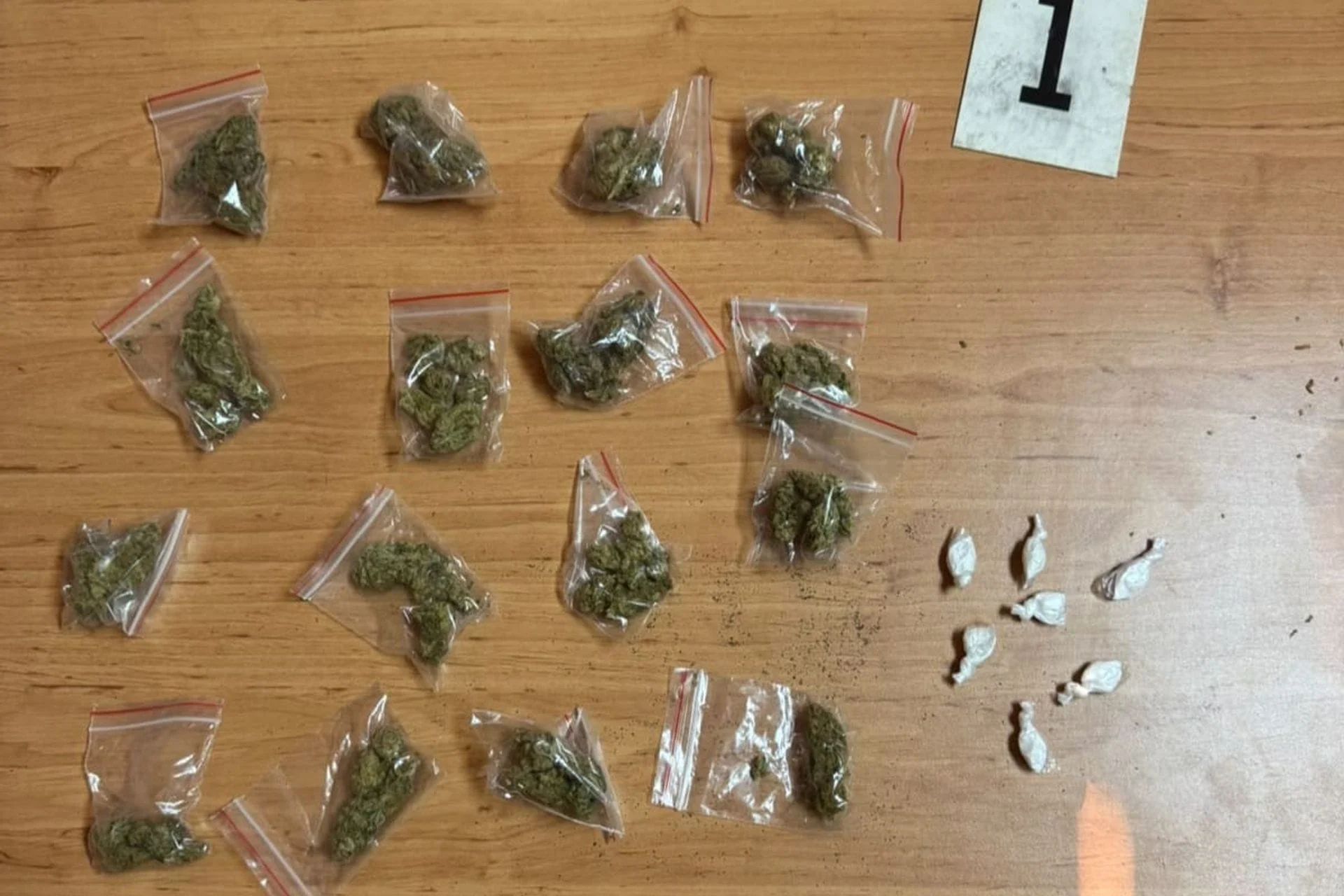 VELIKA PLAŽA- Policija od crnogorske državljanke zaplijenila sedam zamotuljaka sa 4 grama kokaina i 40 grama marihuane. Tužilac naredio hapšenje