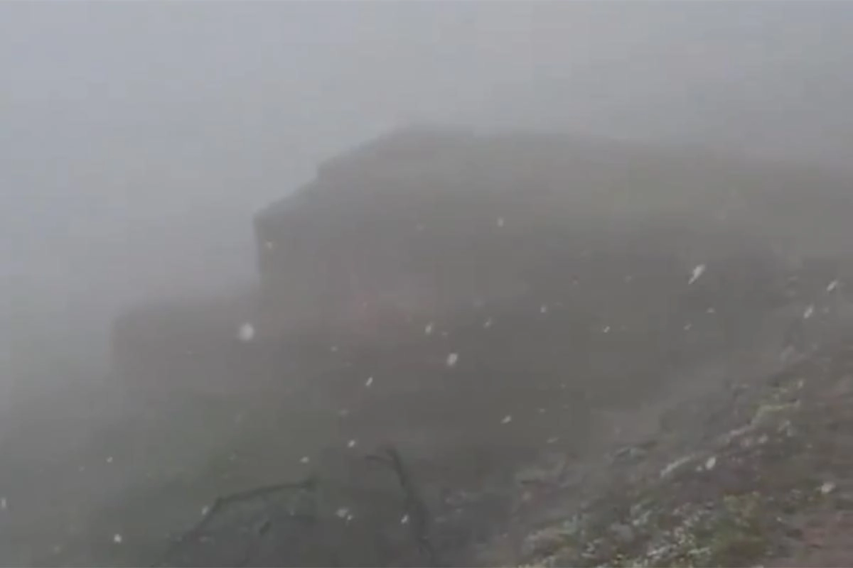 Snijeg usred jula iznenadio posjetioce poznate Yu planine (VIDEO)
