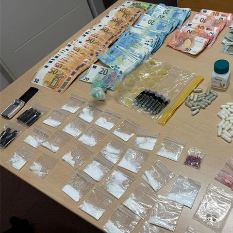 Uhapšen još jedan "pošteni" diler kokaina: Policija mu zaplijenila 26 zamotuljaka sa 31,2 grama kokaina, 143 tablete LSD-a i veću količinu novca (FOTO)