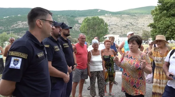 HERCEG NOVI -Protest turista: Ljuti što ne mogu šetati u kupaćem kostimu po gradu i zelenim površinama