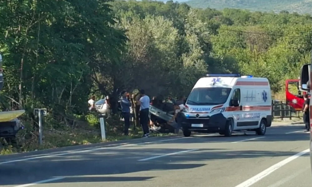 U saobraćajnoj nezgodi na putu Podgorica–Cetinje dvije osobe teško povrijeđene, vozilo završilo na krovu