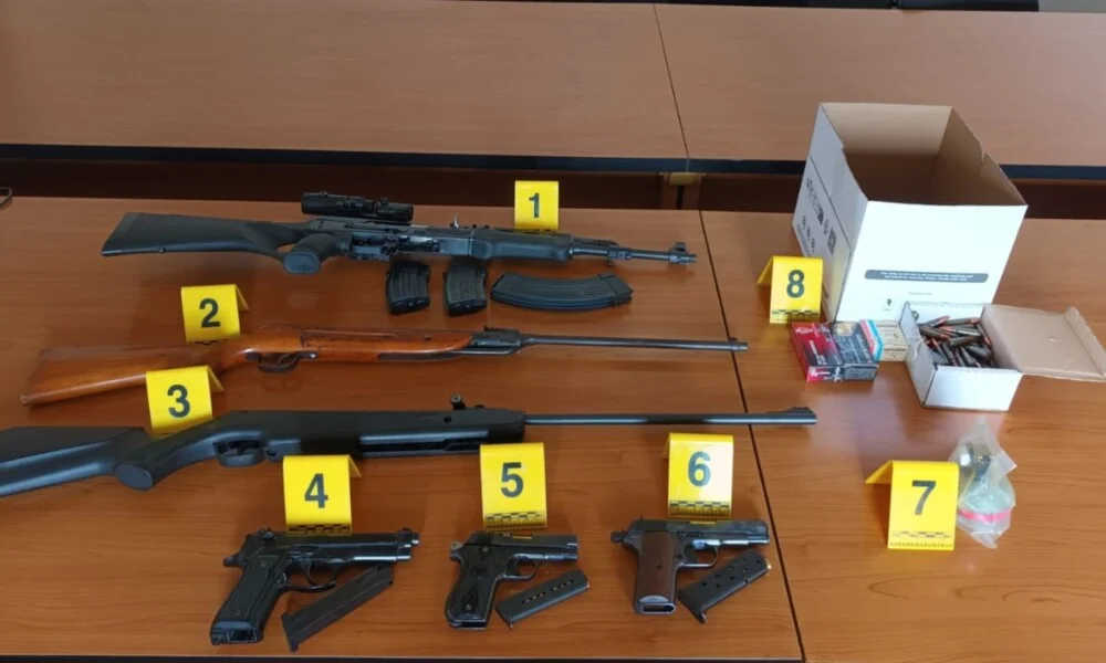 Pretresi u više gradova na sjeveru: Oduzeti pištolji, puške, šok bomba, municija, među uhapšenima i policajac