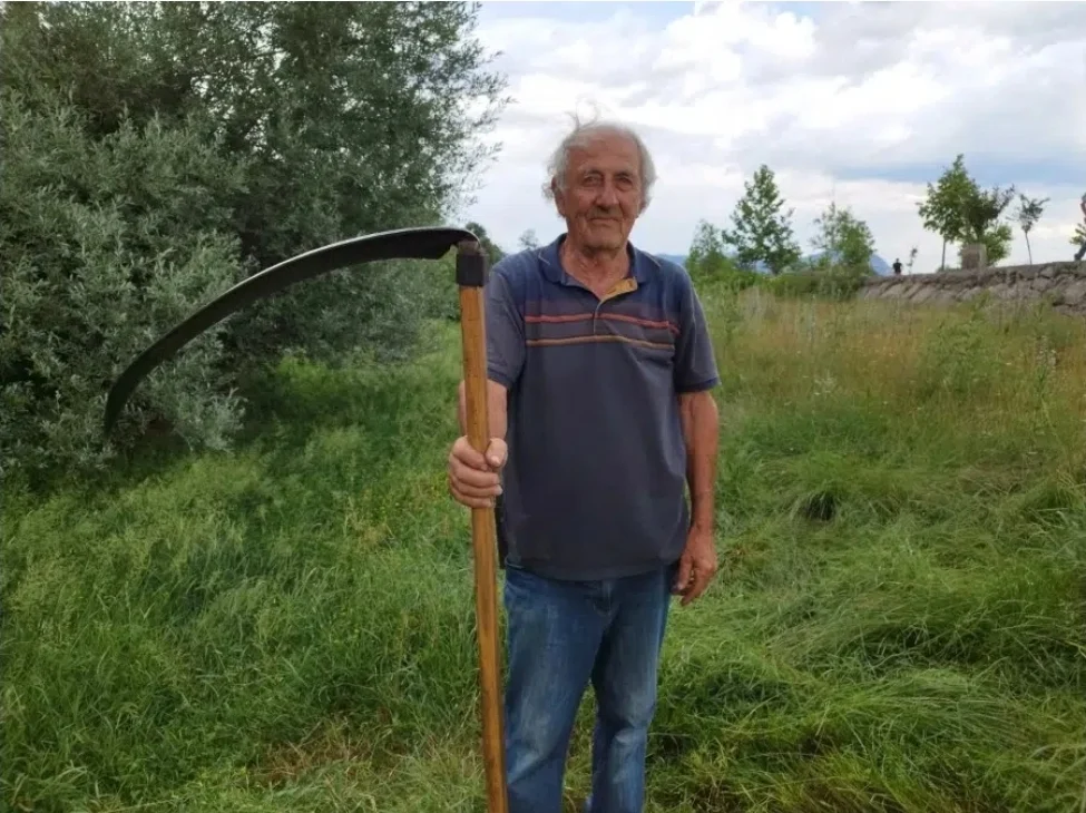 Radomir Perović (80) kosi javnu površinu u Nikšiću: Mogli bi i mlađi da nauče