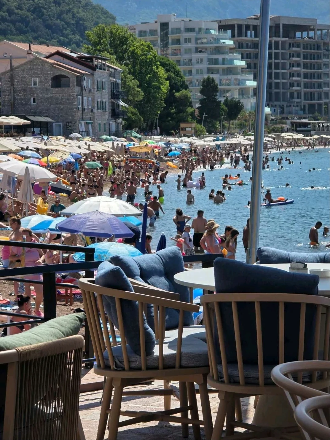 Petrovac pun turista, cijene nijesu previsoke: Kafa 2 eura, pica 11 eura, dvije ležaljke 30 eura, apartman 40 eura dnevno...