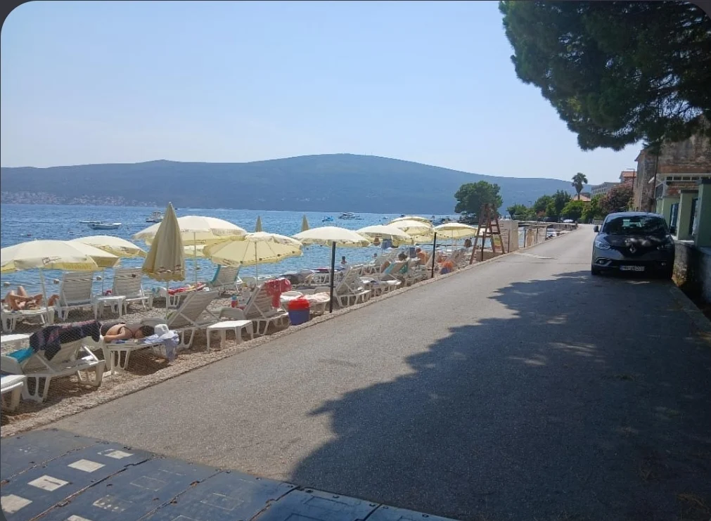 Bahatost na plaži u Bijeloj: Ležaljke zauzele i slobodni dio, građani traže reakciju države